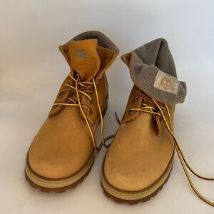 Timberland waterproof boots
Roll top can be worn up or down